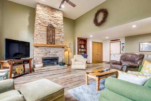 Egg Harbor House | Door County Townhome Pool Access, 1 Mi to Beach!
