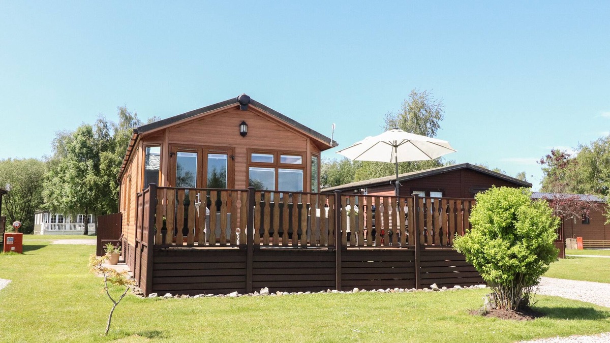 Warton Cottage | DOORMOUSE LODGE, pet friendly in South Lakeland Leisure Village