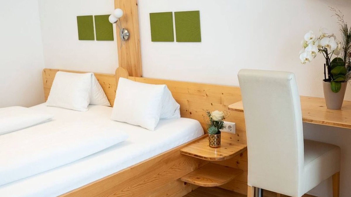 Feldkirchen in Kaernten Bed & Breakfast | Doppelzimmer mit Balkon, Dusche, WC - Pension Fischinger