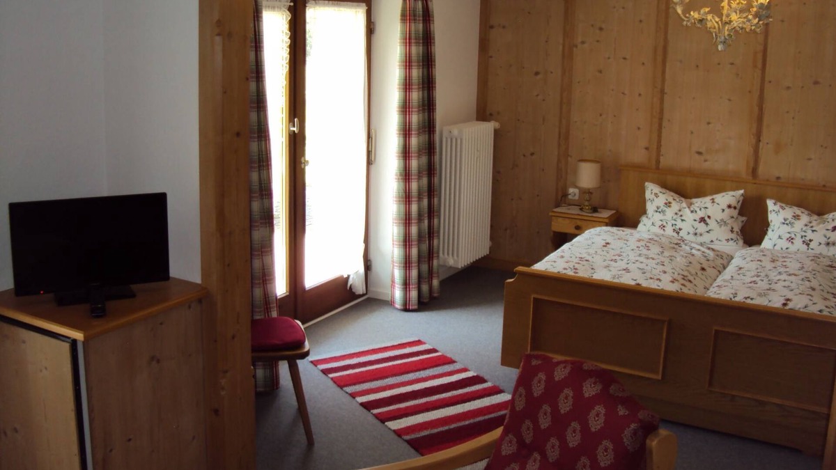 Egern Apartment | Doppelzimmer 35 qm Süd Parterre - Gästehaus Fischer