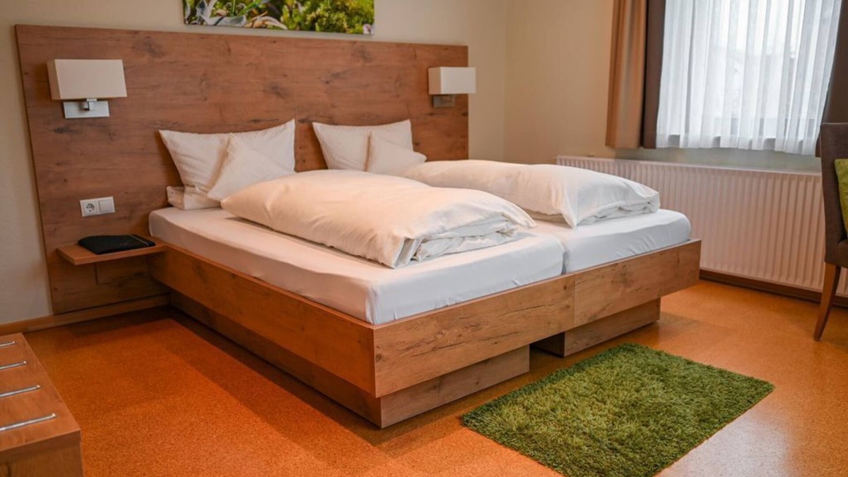 Boos Bed & Breakfast | Doppelzimmer Eifel-land Dusche/wc - Eifelhotel Fuchs