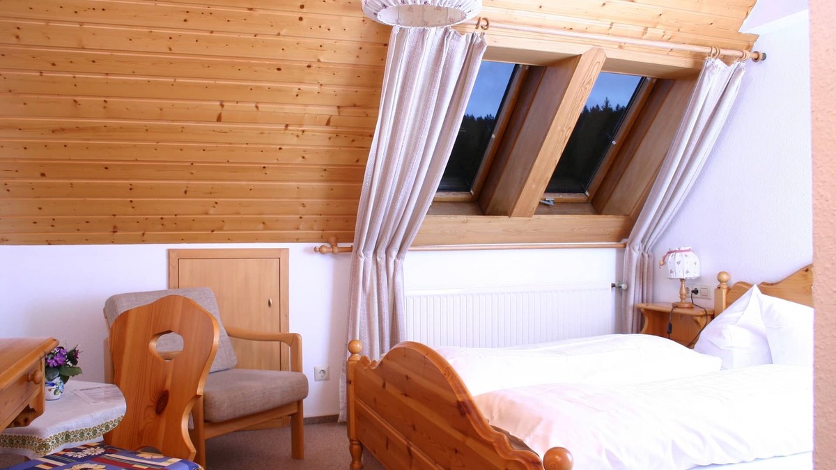 Breitnau Apartment | Doppelzimmer im Landhausstil mit Dusche und WC