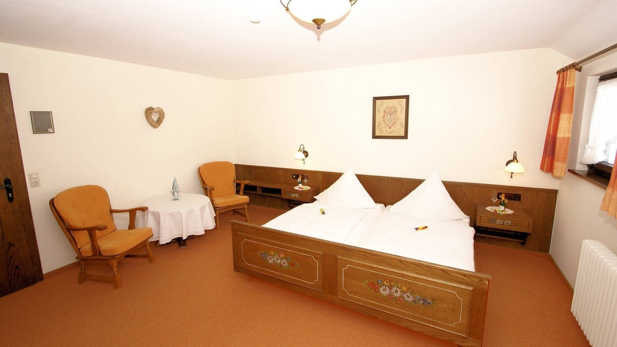Haeusern Apartment | Doppelzimmer Kat. 2 mit Doppelbett und Kabel TV