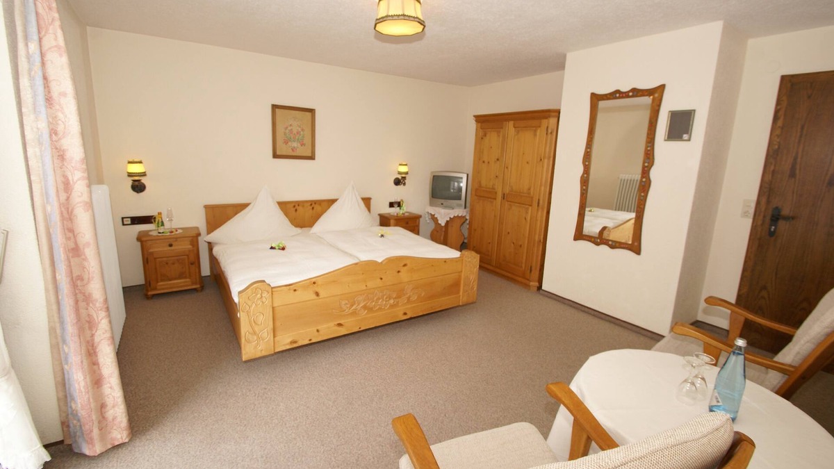 Haeusern Apartment | Doppelzimmer Kat. 3 mit Doppelbett und Kabel TV
