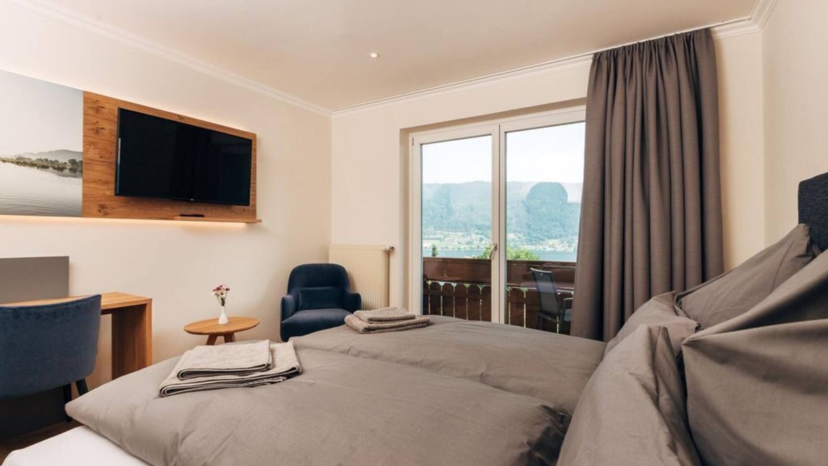 Steindorf am Ossiacher See House | Doppelzimmer mit Balkon und Seeblick - Familiengasthof Nindler