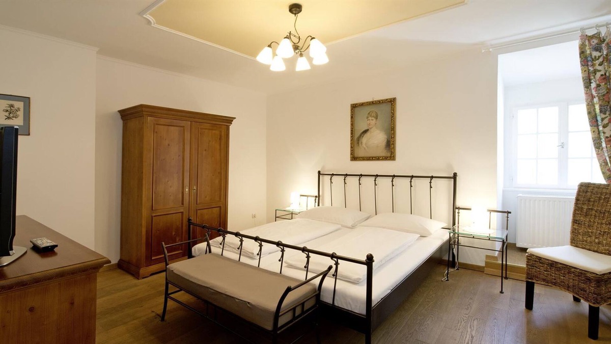 Halbturn Apartment | Doppelzimmer mit Dusche, WC - Wohnen im Schloss - Knappenstöckl