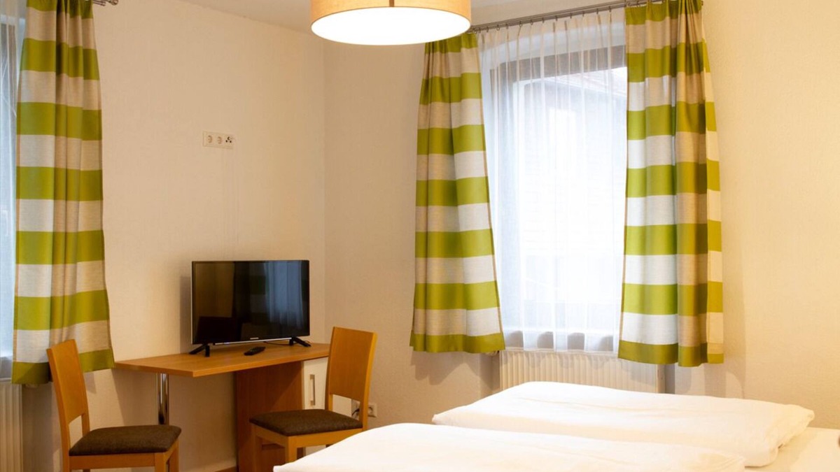 Illmensee Apartment | Doppelzimmer neu Renoviert, ca. 16-20 qm Katg. 1, Max. 2 Personen
