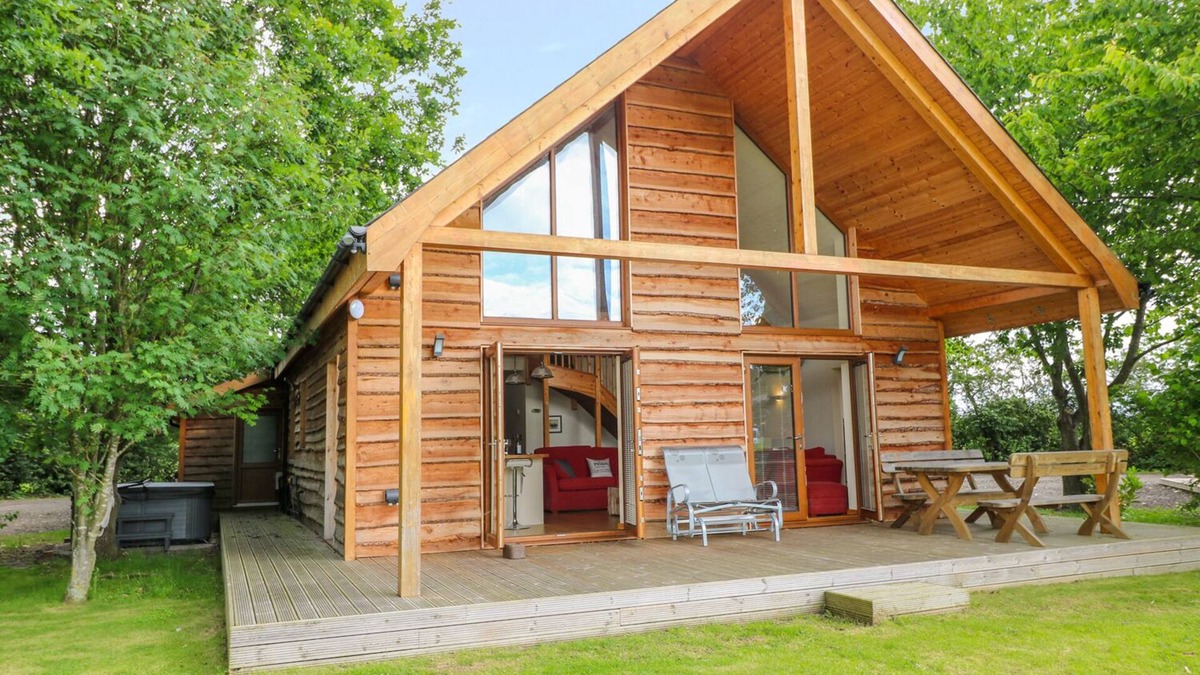 Thorpe On The Hill Cottage | DORADO LODGE, pet friendly, with hot tub in Thorpe-On-The-Hill