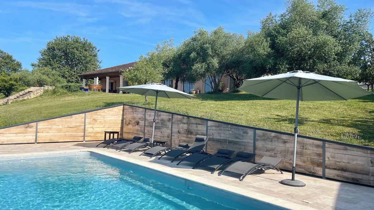 Milhac-de-Nontron Villa | Dordogne Holiday home in the heart of nature, swimming pool and magnificent view, sleeps 12