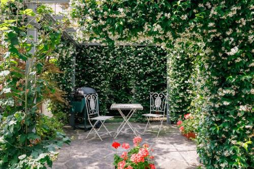 Maslianico Apartment | Doriana's House with Garden & Parking