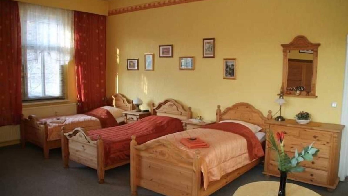 Burg Stargard Cottage | Dormitory Room - Yellow Room - Pension Villa Martha