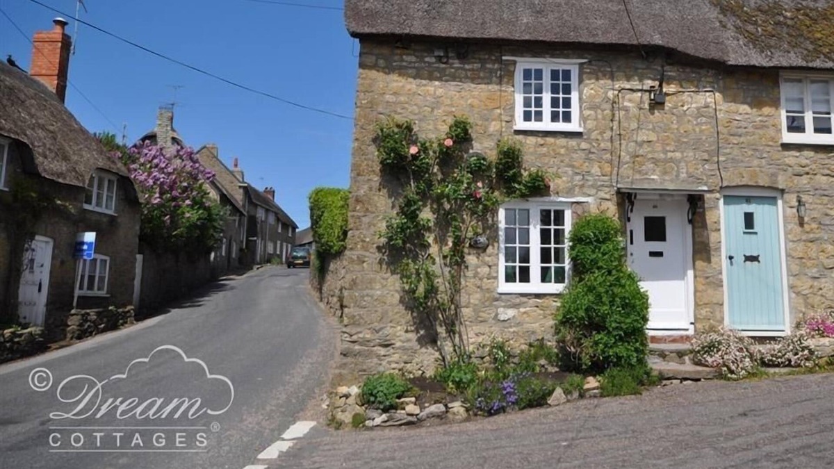Burton Bradstock Cottage | DORMOUSE COTTAGE, pet friendly, with a garden in Burton Bradstock