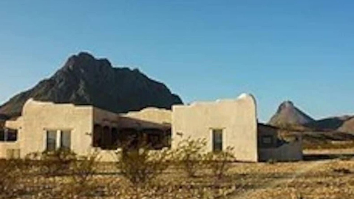 Alpine House | Dos Corazones: Exquisite Southwestern Adobe Home