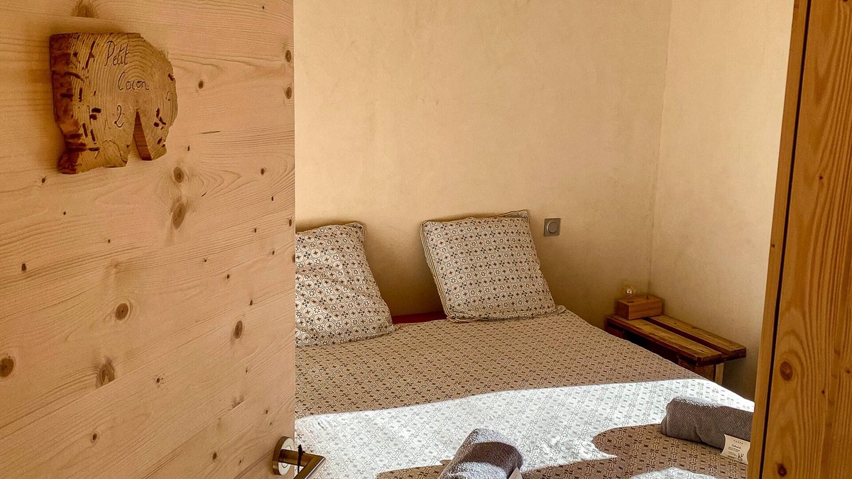 Entremont House | Double bed and breakfast with garden and mountain