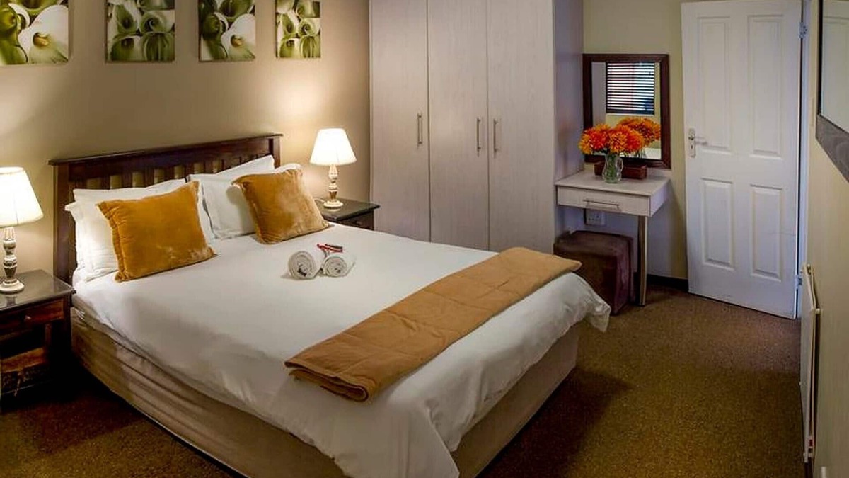 Humewood Bed & Breakfast | Double Bed and Sleeper Couch, Luxury Room, business travel, near Port Elizabeth