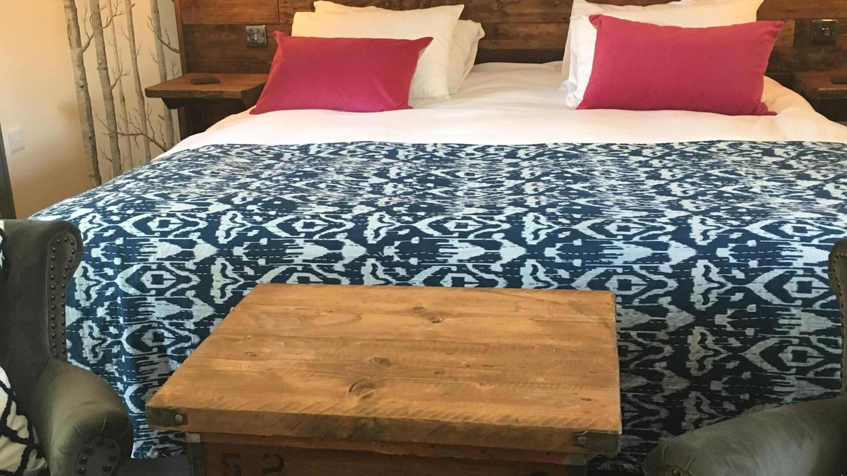 Hutton le Hole Apartment | Double bed ensuite kitchen terrace