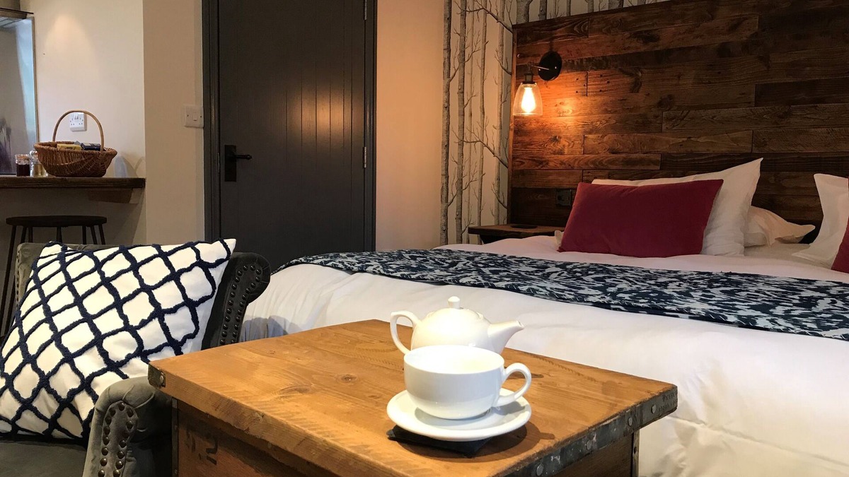 Hutton le Hole Apartment | Double bed ensuite kitchen terrace