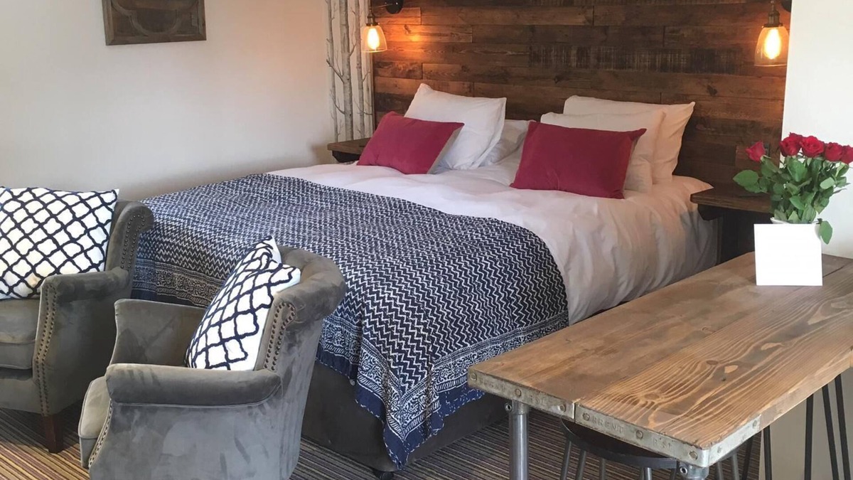 Hutton le Hole Apartment | Double bed ensuite kitchen terrace (dog friendly)