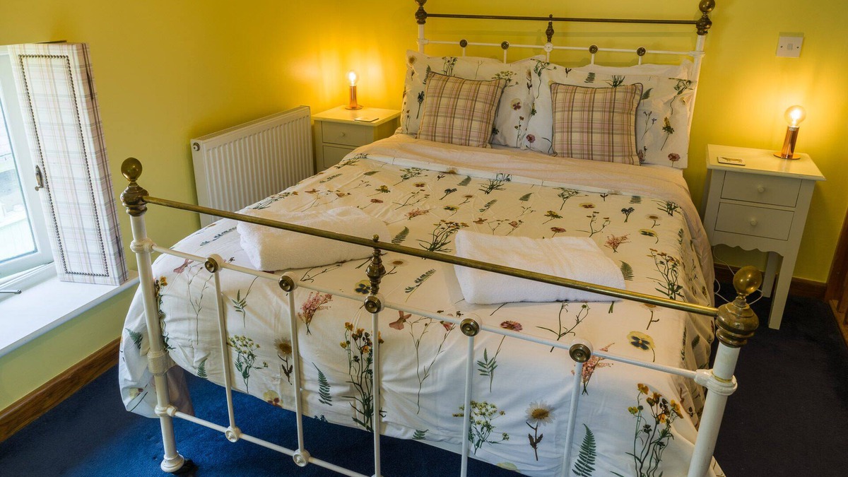 Priors Marston Apartment | Double bed, ensuite, lounge, Sofa, TV, Kitchen: "The Sunshine Annex"