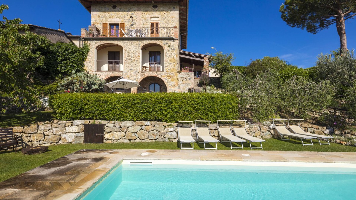 Castel San Gimignano Apartment | Double bedroom with private entrance common pool and garden