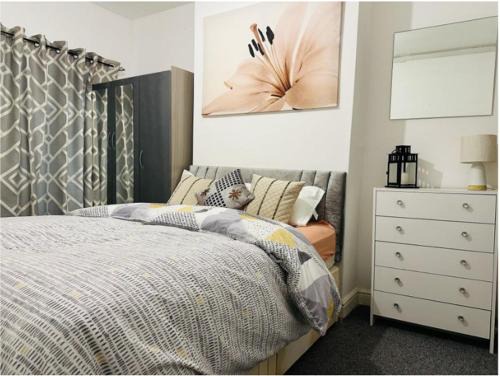Edwinstowe House | Double Bedroom