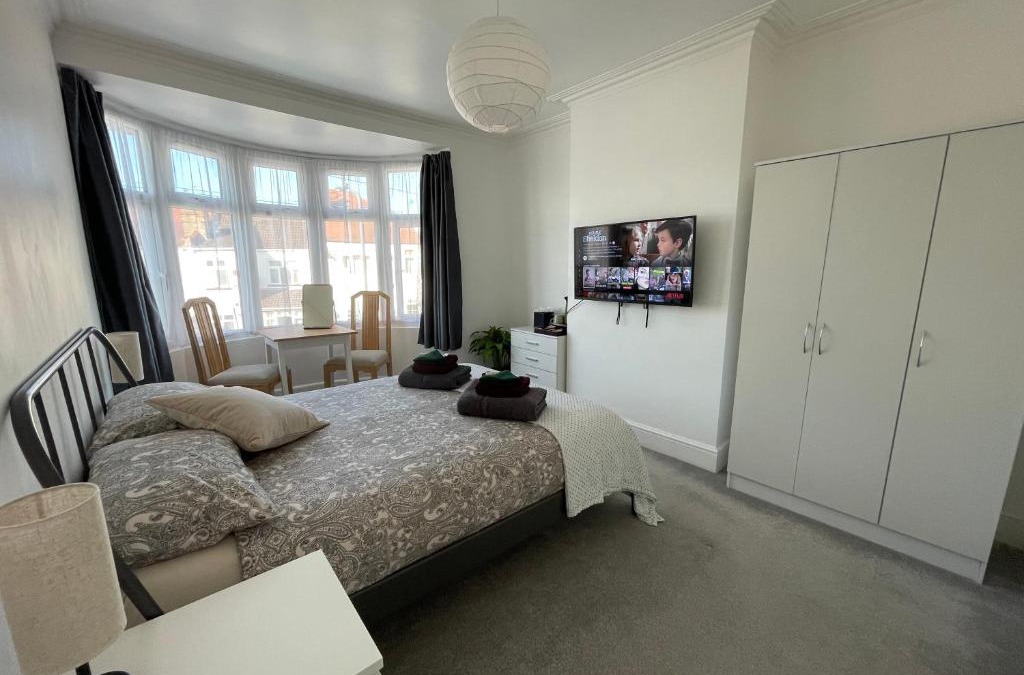 Sudbury House | Double Bedroom with TV in Sudbury Hill Wembley - 10 mins from Wembley Stadium