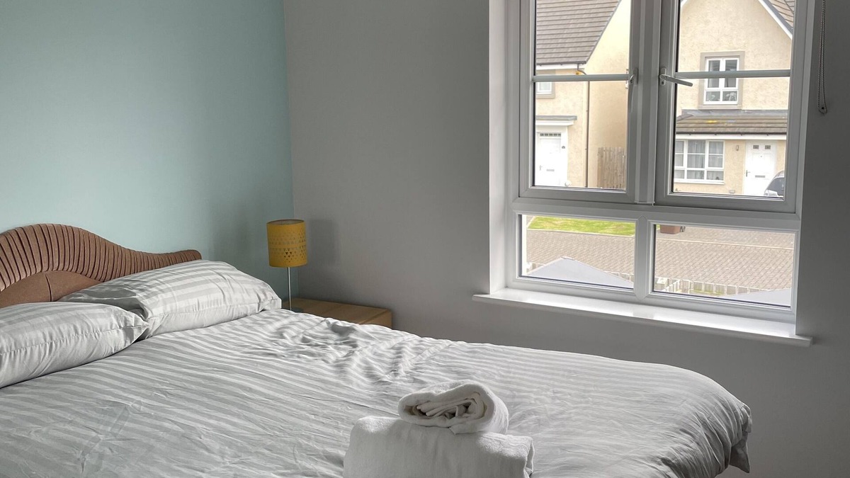 Longcroft House | Double bedroom in a brand new shared property, 3 miles away from airpo