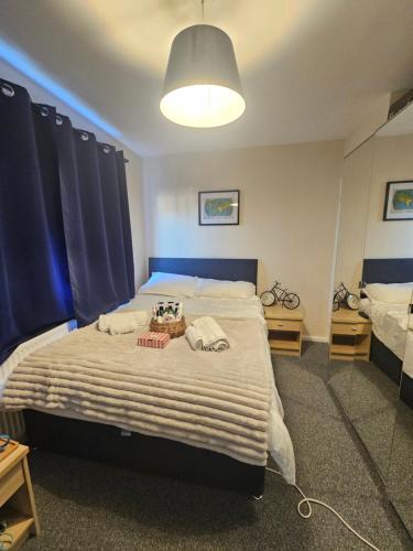Broadheath House | Double bedroom located close to Manchester Airport