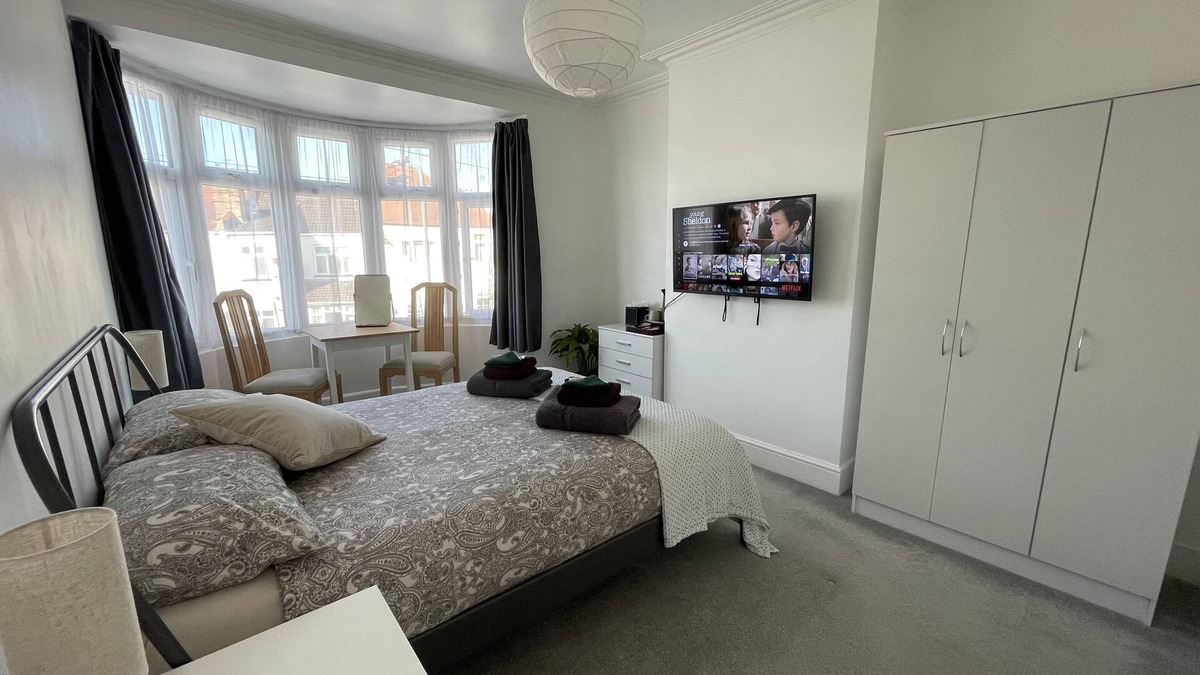North Greenford House | Double Bedroom with TV in Sudbury Hill Wembley - 10 mins from Wembley Stadium