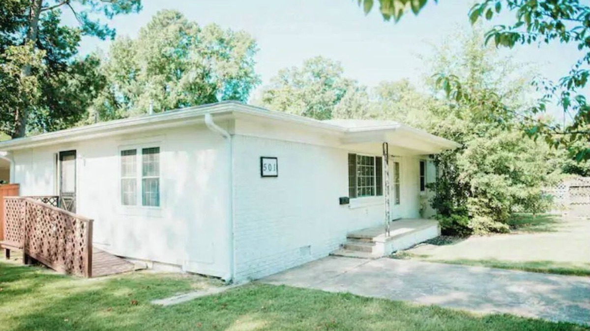 Jacksonville House | Double Diamond Rentals - Comfortable 4-bdr Home