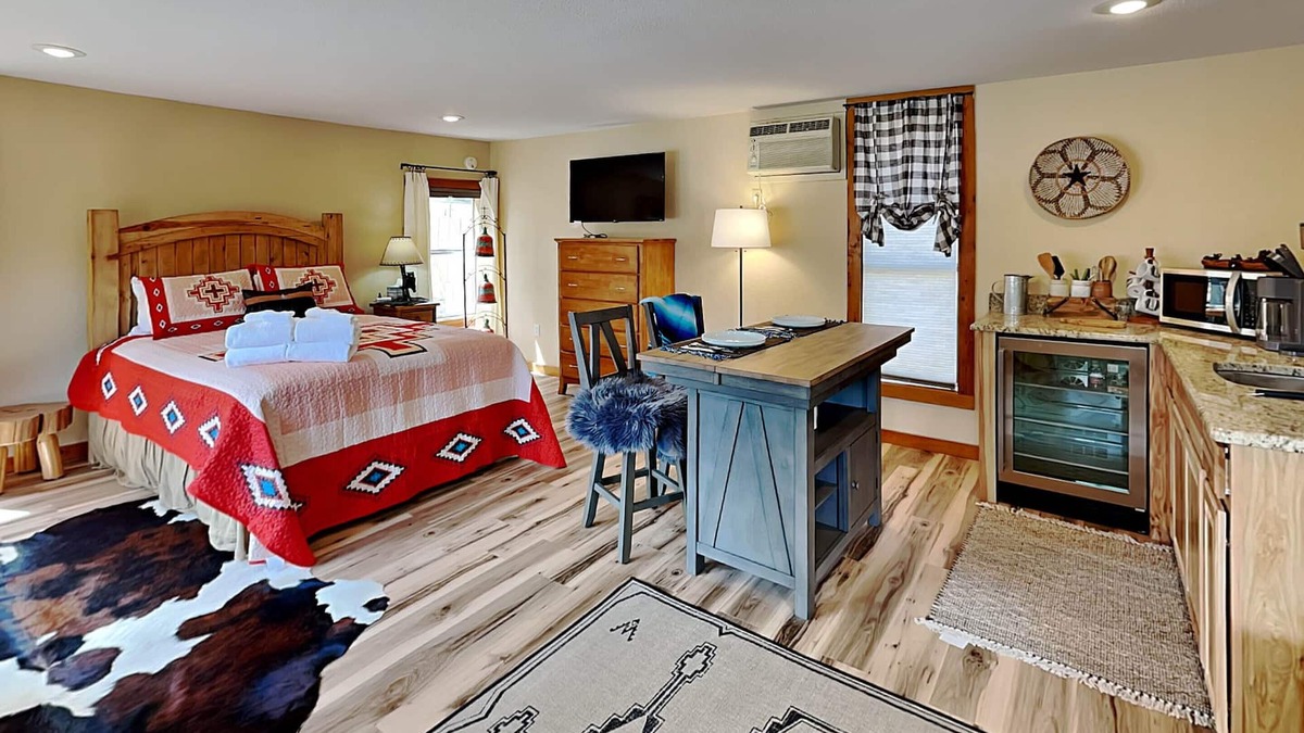 Alto House | Double Eagle 2 | Pet Friendly, Upgraded + Across from Flying J Ranch!