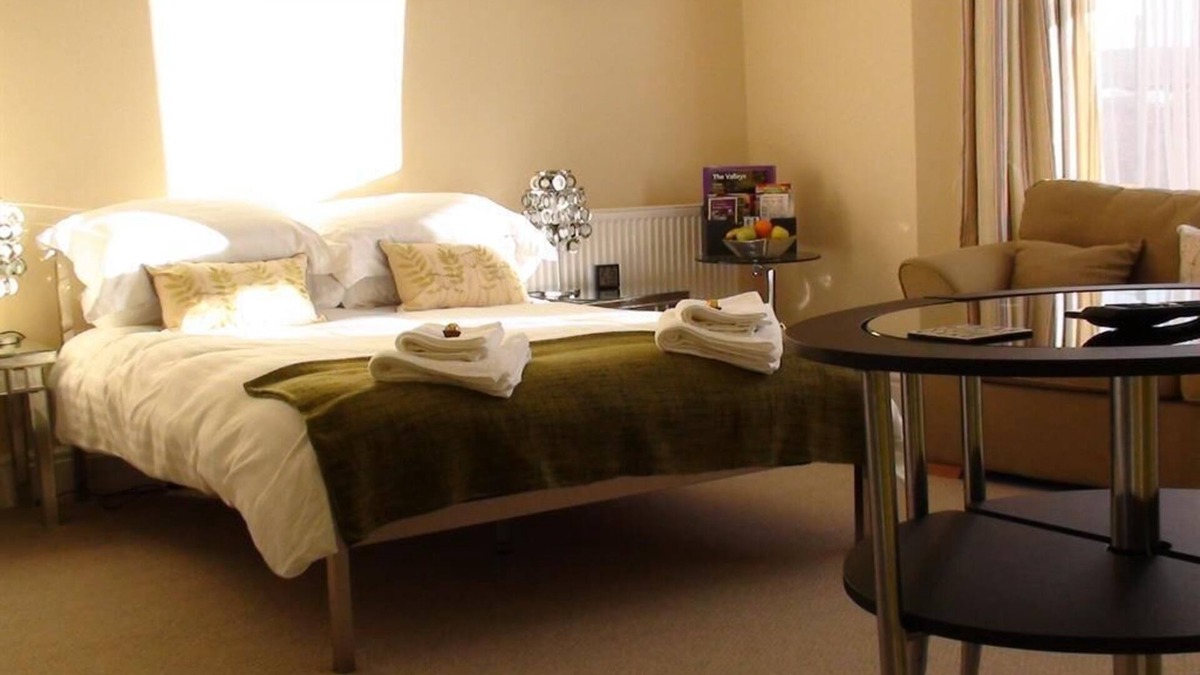 Park Apartment | Double-Ensuite- 2 Split Level Sofa Myfanwy Studio