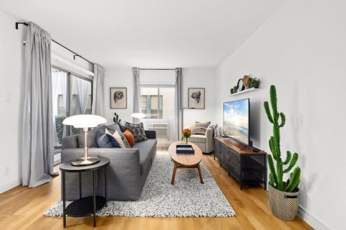 Alamitos Beach Apartment | Double King Suite with Patio Dining and Parking NRP21-00386
