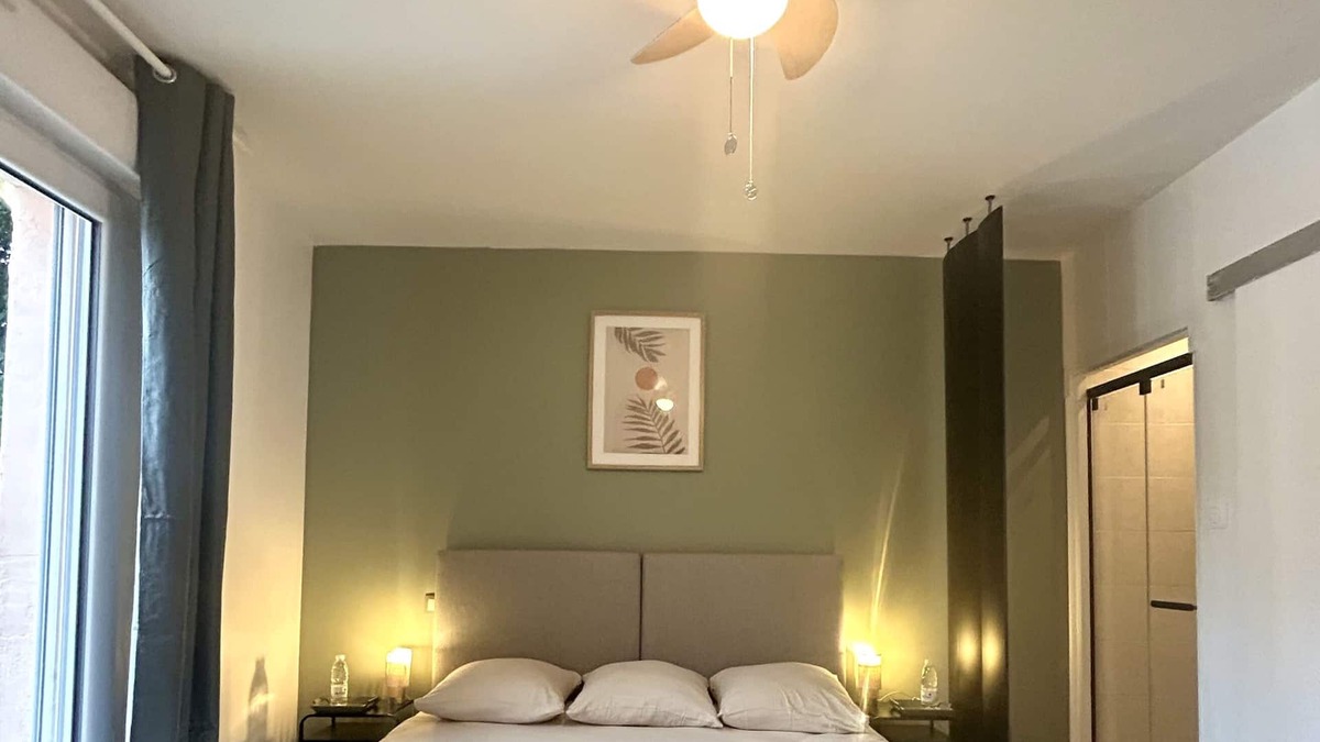 Plassac House | Double or Twin-Deluxe-Ensuite-Pool view
