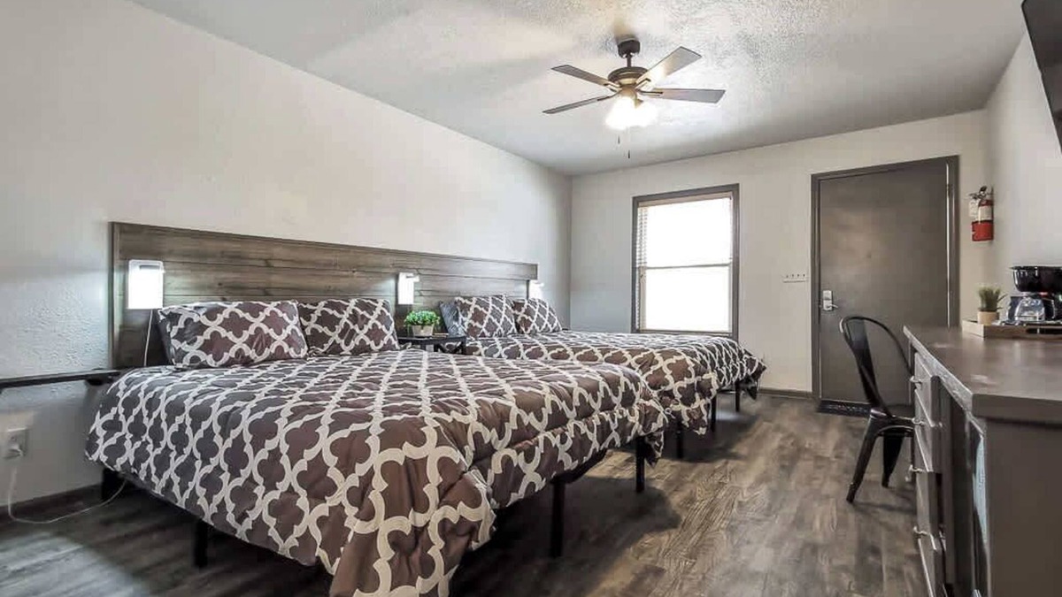La Cygne Apartment | Double Queen Hotel Room