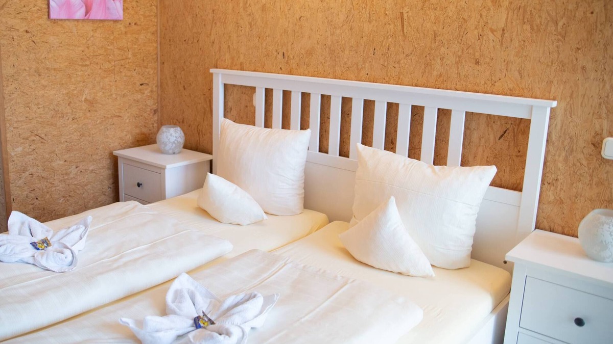 Neubrucke Apartment | Double room with shower and WC
