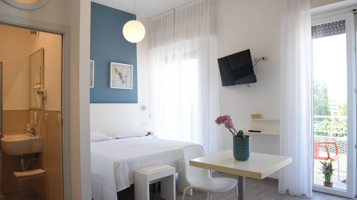 Igea Marina Apartment | Double room with kitchenette and 2 balconies