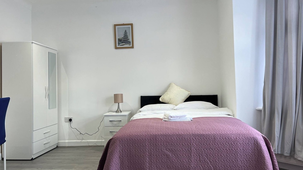 Clayhall House | Double Room 2 Minutes Walking Distance From Redbridge Station London