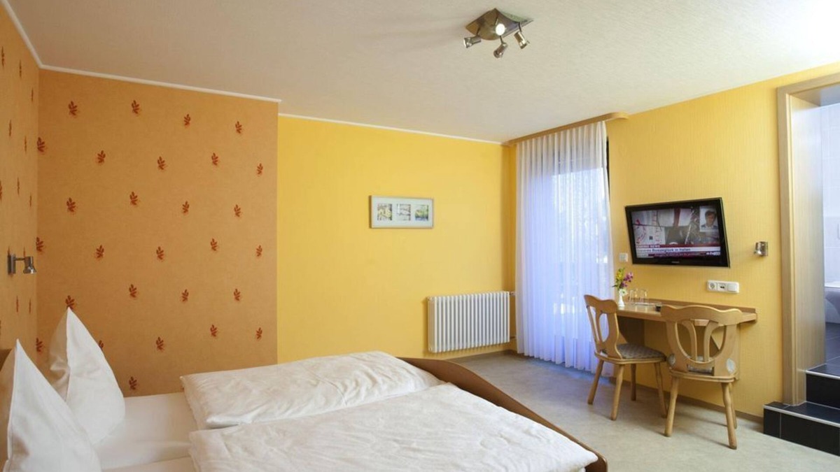 Winterspelt House | Double room as single room shower/WC with balcony - Hotel-Restaurant Haus Hubertus