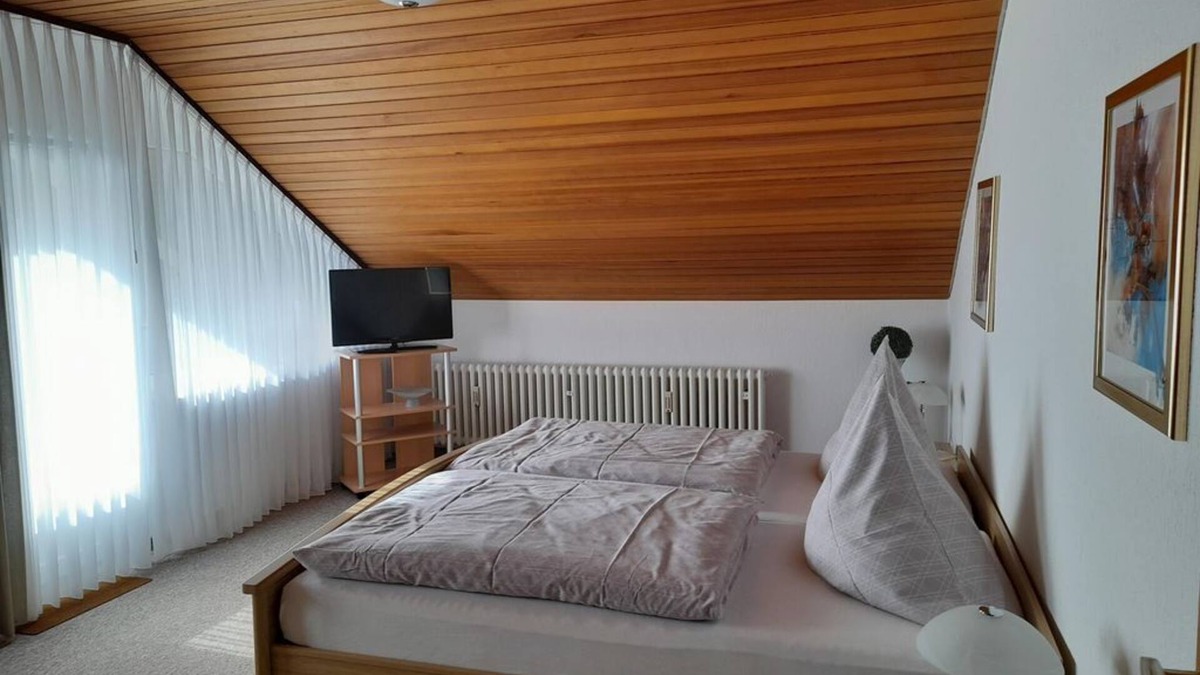 Bad Driburg Apartment | Double room, bathroom, WC, balcony - vacation apartment and guest room Iburgblick
