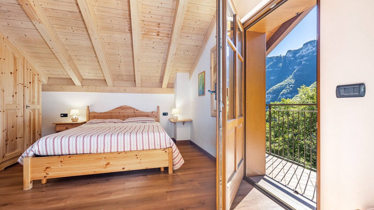 Ala Apartment | Double Room 'Camera Matrimoniale' with Mountain View, Shared Garden and Balcony