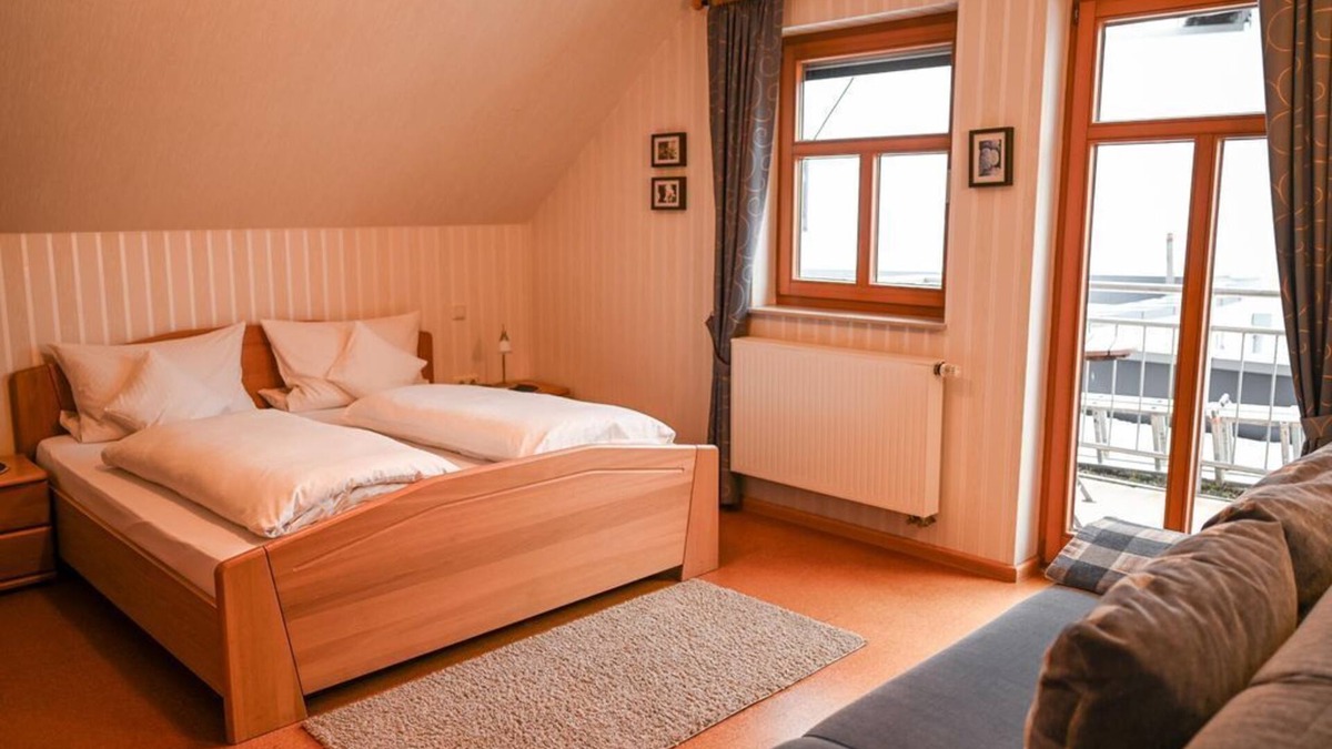 Boos Bed & Breakfast | Double room Eifel-Zeit shower/WC, balcony - Eifelhotel Fuchs