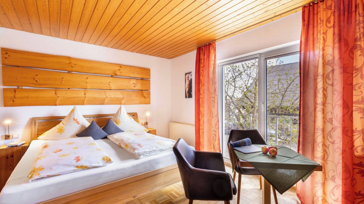 Salem Apartment | Double room Falke with shower and WC