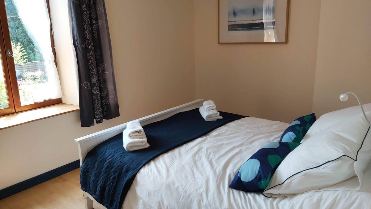 Les Champs-Geraux House | Double room-Queen-Shared Bathroom-Courtyard view