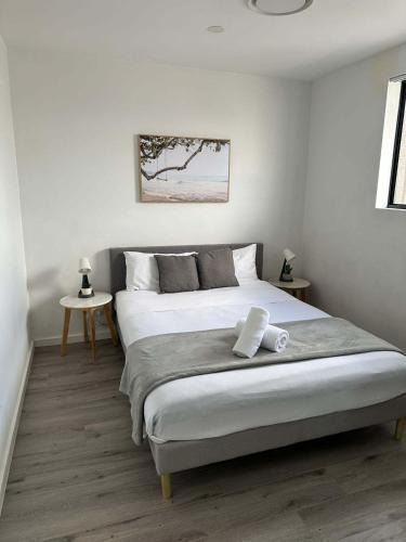 Guildford West House | Double Room in Guildford West - Near Parks & Eateries - Explore with Ease - Shared Bathroom