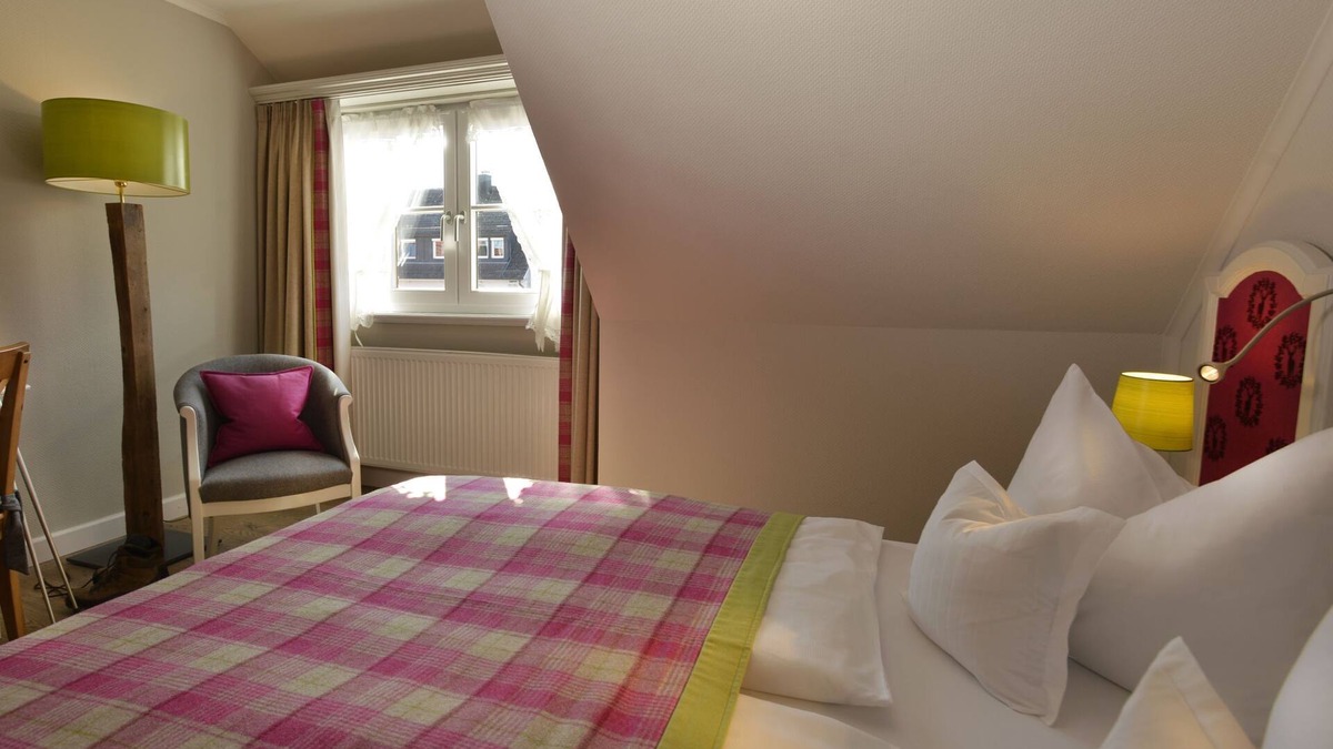Erpfingen Apartment | Double room Kobel, 18 sqm, bathroom with shower