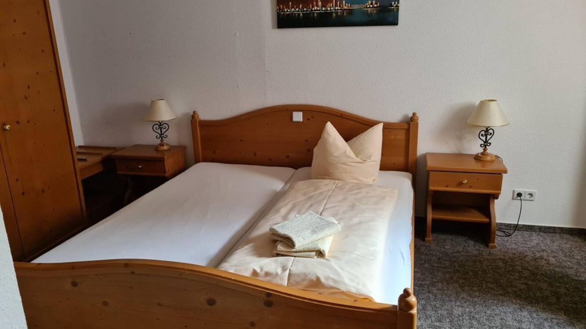 Eichigt Bed & Breakfast | Double room main building, shower/WC, online - Landgasthof Süßebach