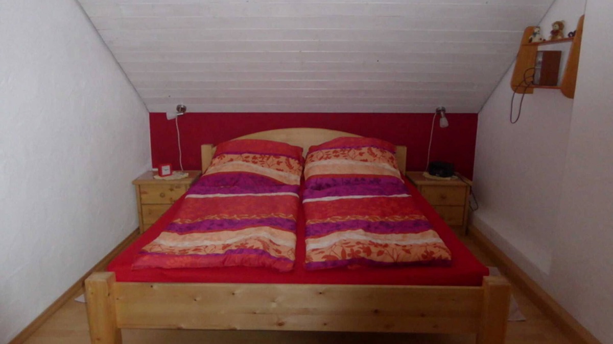 Herbolzheim Apartment | Double room No. 2, 12m², shared bathroom - Bea's guest room