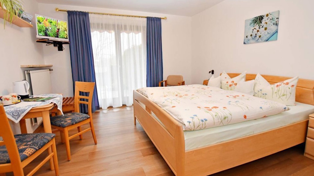 Bad Bayersoien Bed & Breakfast | Double room No. 2 - Gästehaus Bergfrieden