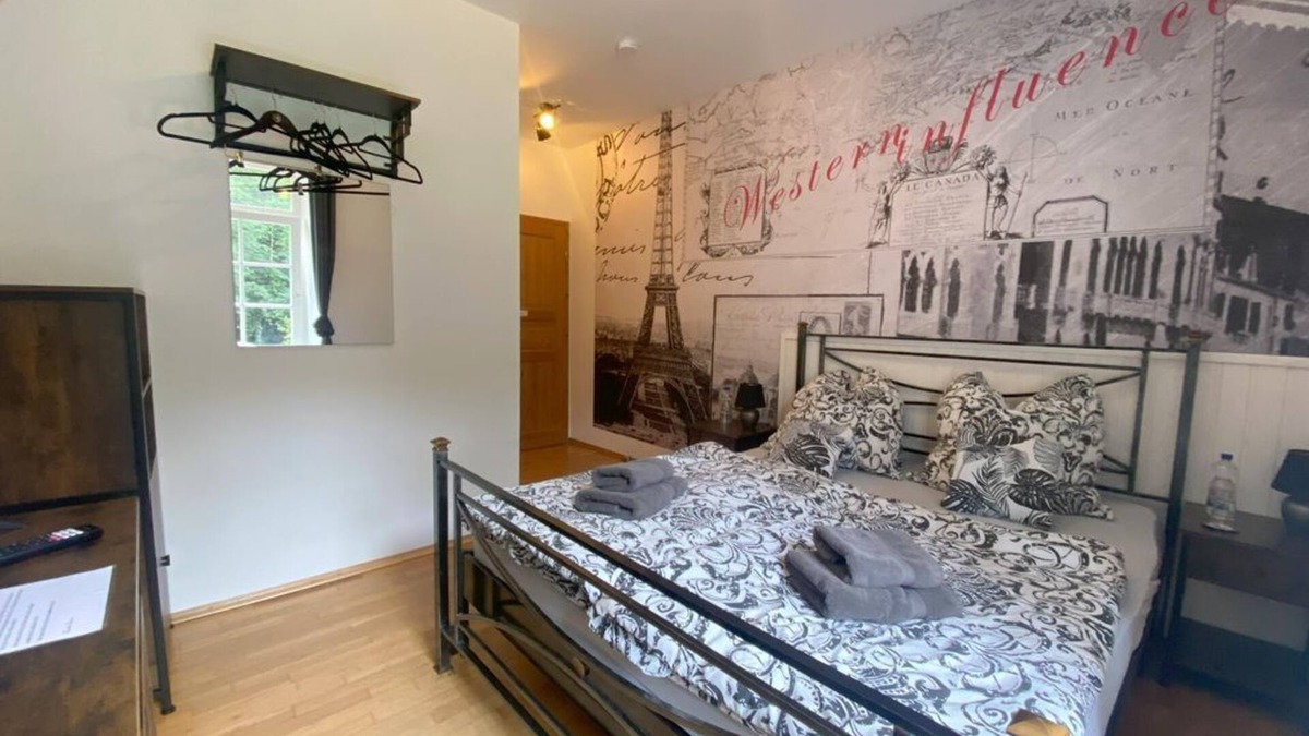 Neuleiningen Bed & Breakfast | Double room Paris with French balcony Bed - Felsenmühle Neuleiningen